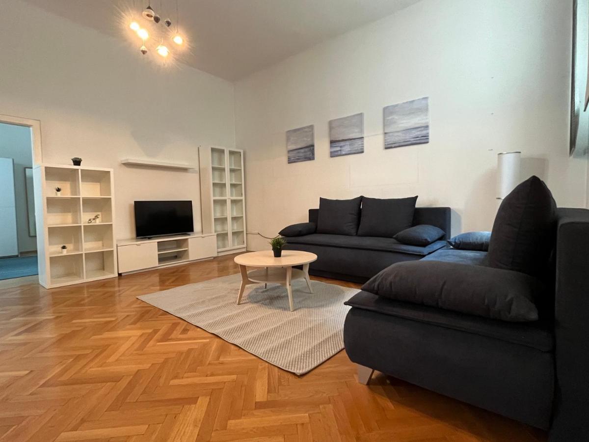 Stylish Apt Near Urania 1Br Lägenhet Wien Exteriör bild