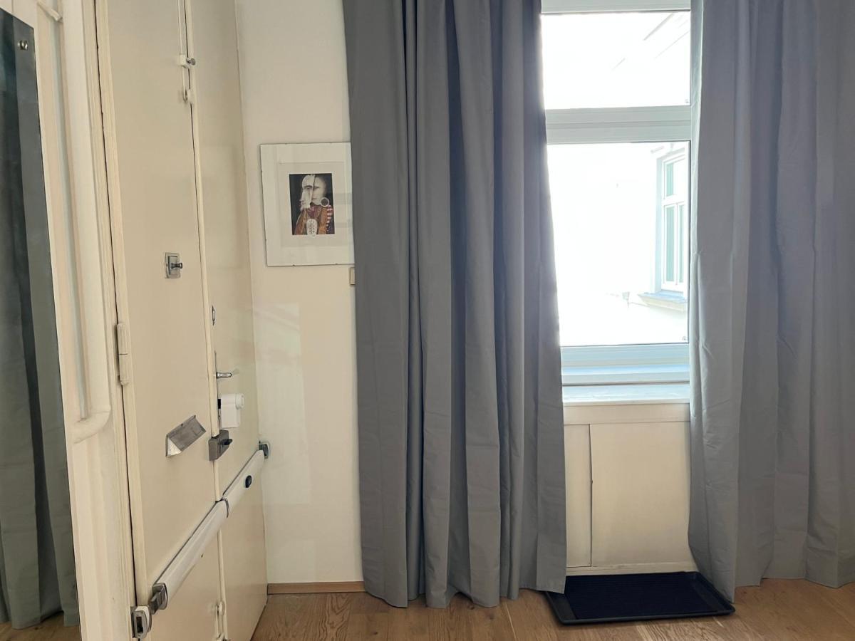 Stylish Apt Near Urania 1Br Lägenhet Wien Exteriör bild
