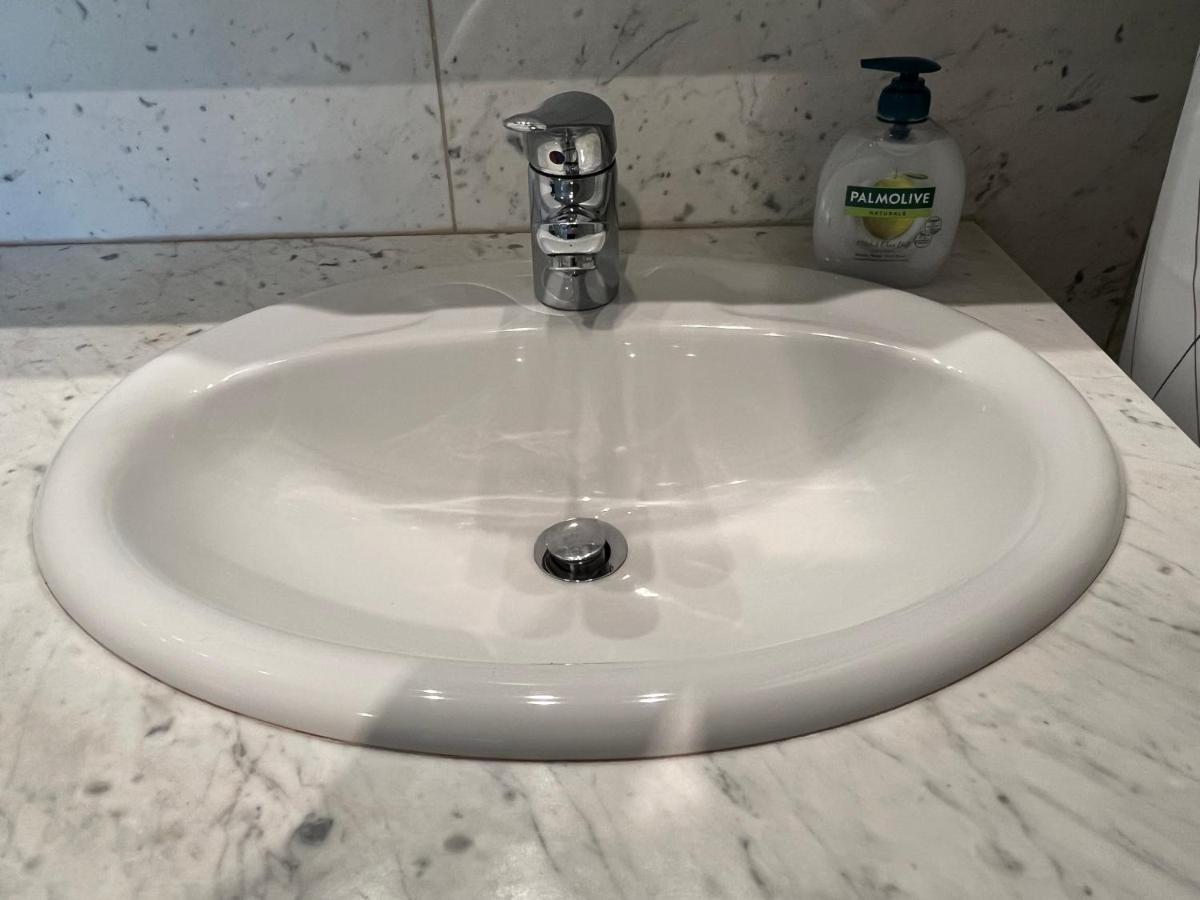 Stylish Apt Near Urania 1Br Lägenhet Wien Exteriör bild