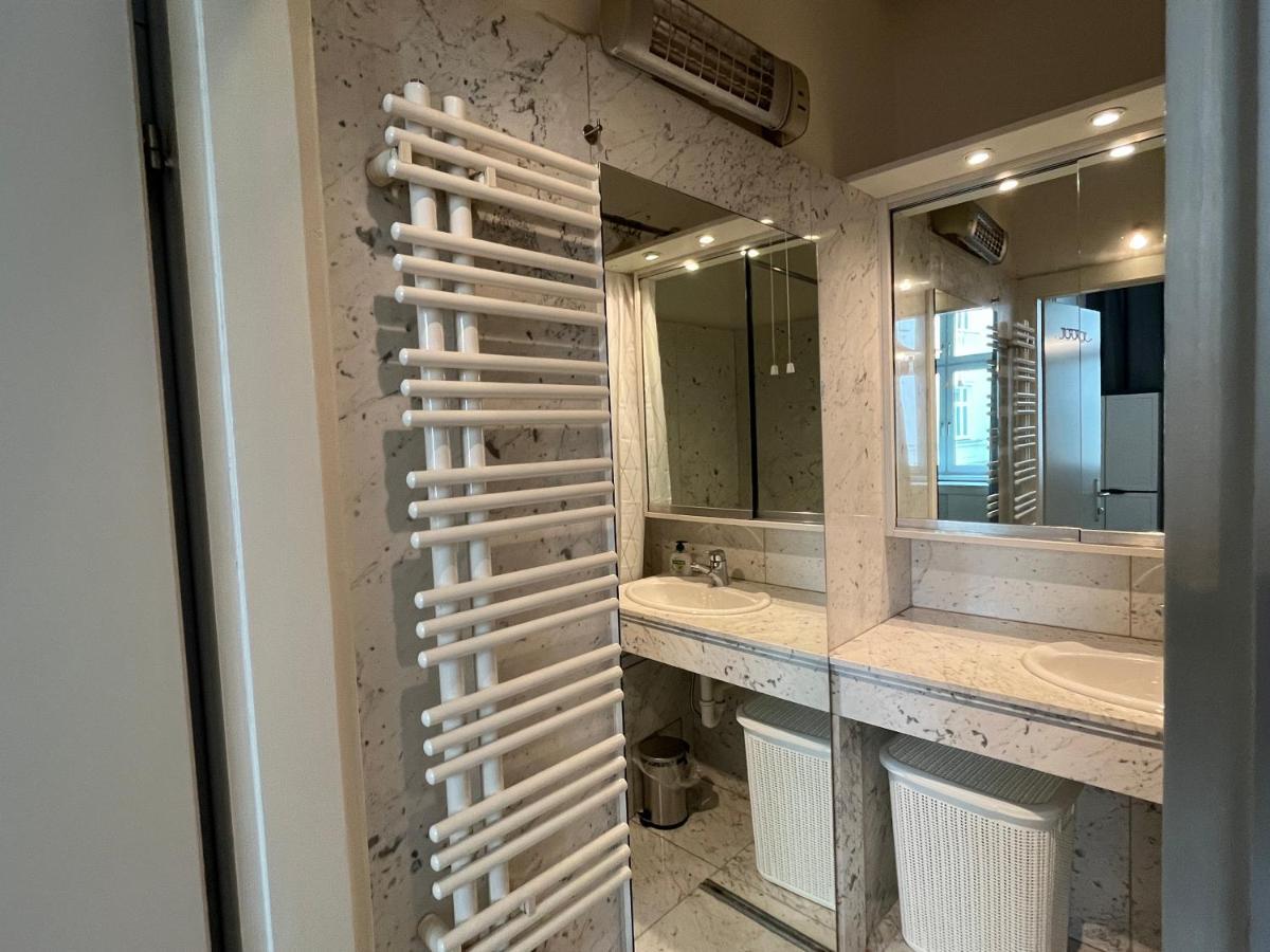 Stylish Apt Near Urania 1Br Lägenhet Wien Exteriör bild
