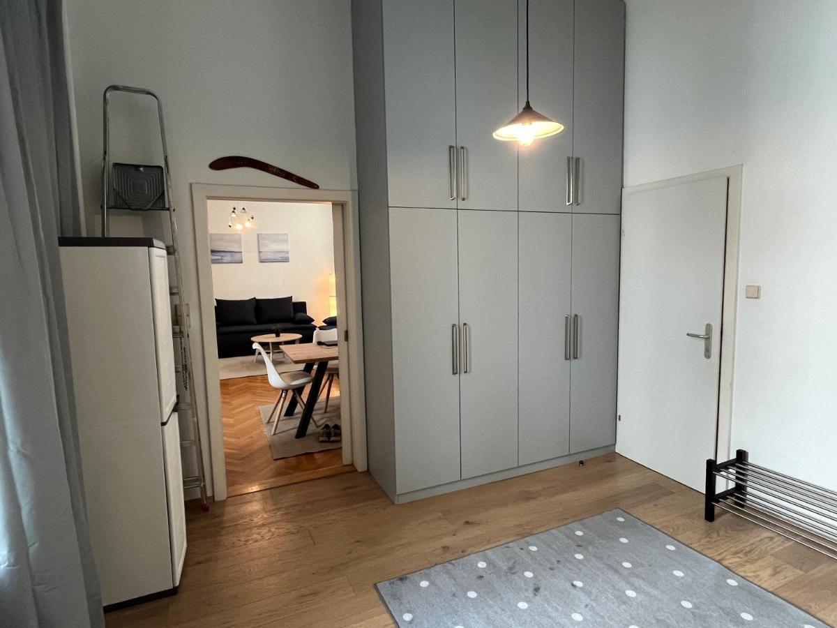 Stylish Apt Near Urania 1Br Lägenhet Wien Exteriör bild