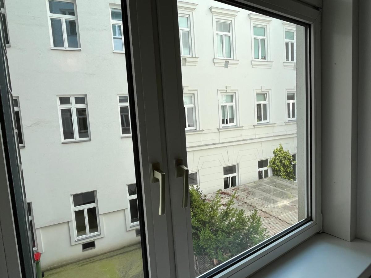Stylish Apt Near Urania 1Br Lägenhet Wien Exteriör bild