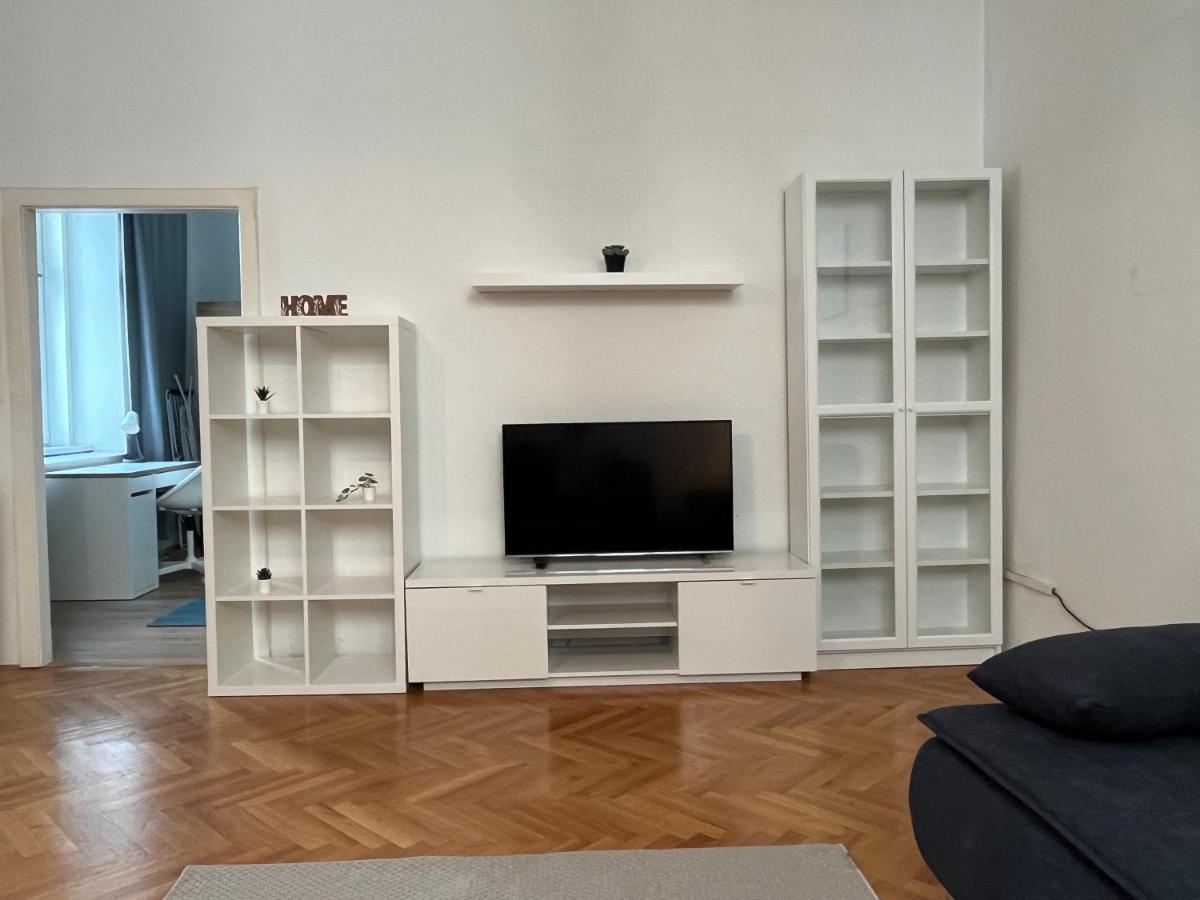 Stylish Apt Near Urania 1Br Lägenhet Wien Exteriör bild