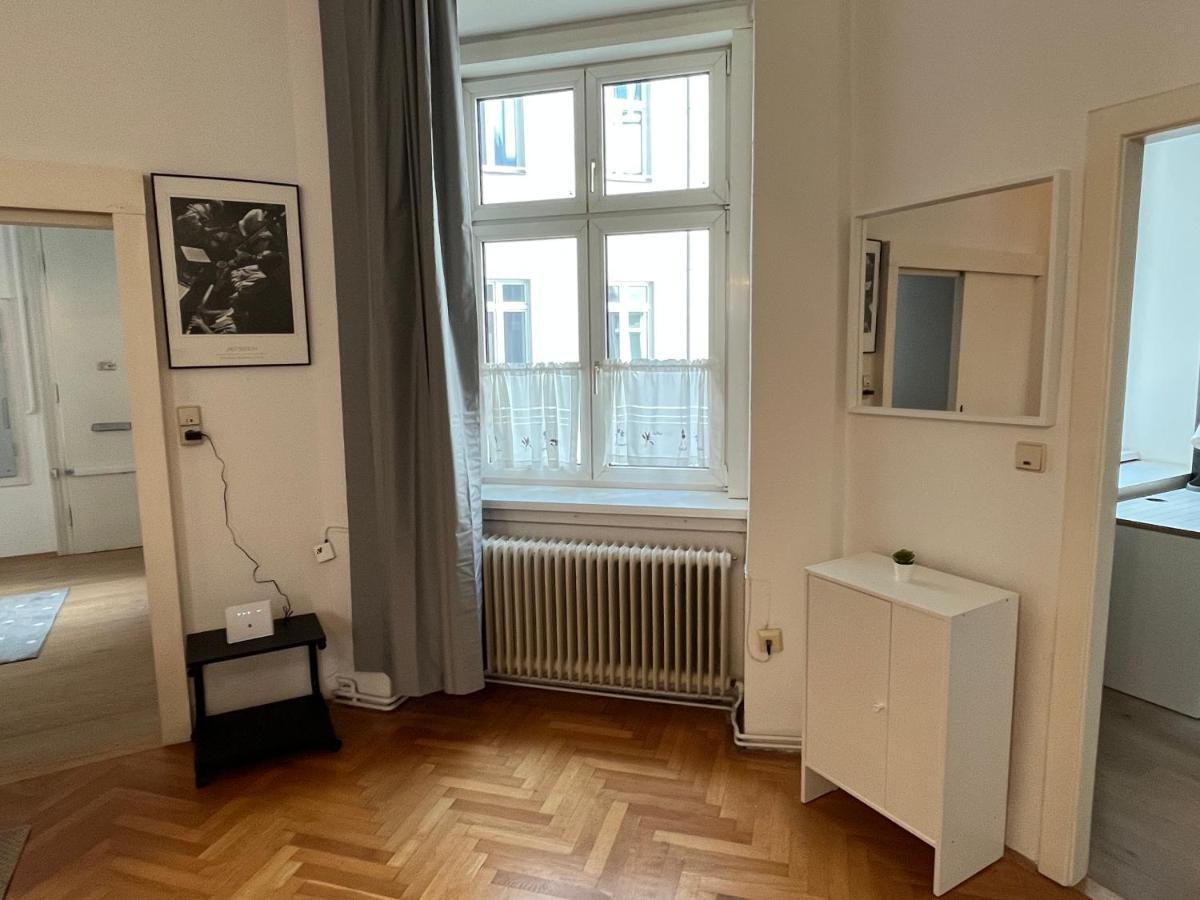 Stylish Apt Near Urania 1Br Lägenhet Wien Exteriör bild