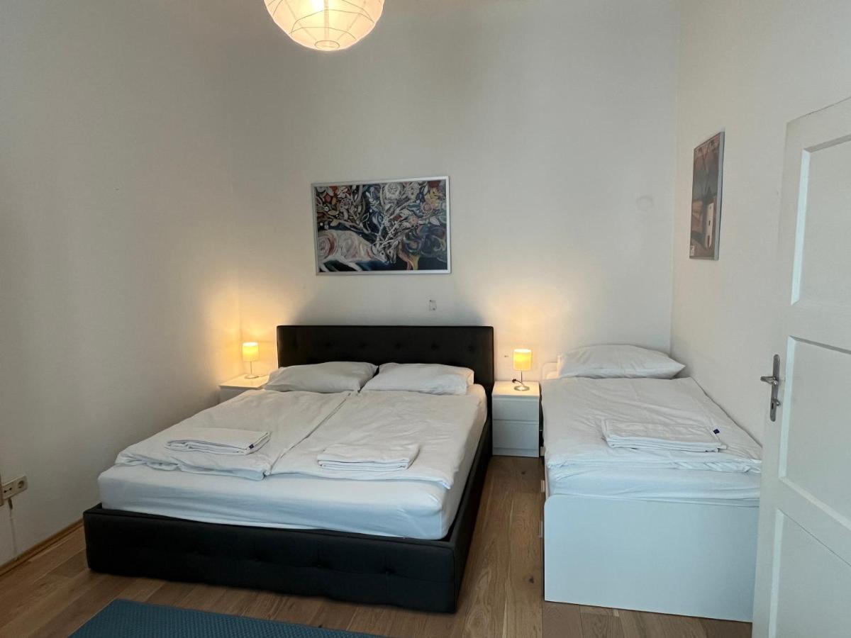 Stylish Apt Near Urania 1Br Lägenhet Wien Exteriör bild