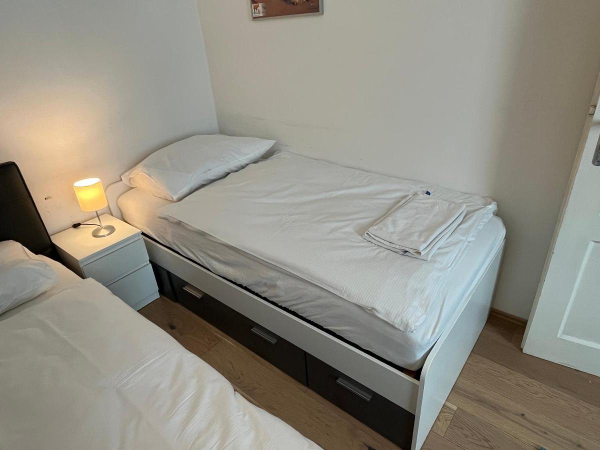 Stylish Apt Near Urania 1Br Lägenhet Wien Exteriör bild