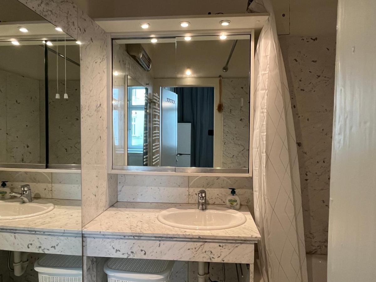 Stylish Apt Near Urania 1Br Lägenhet Wien Exteriör bild
