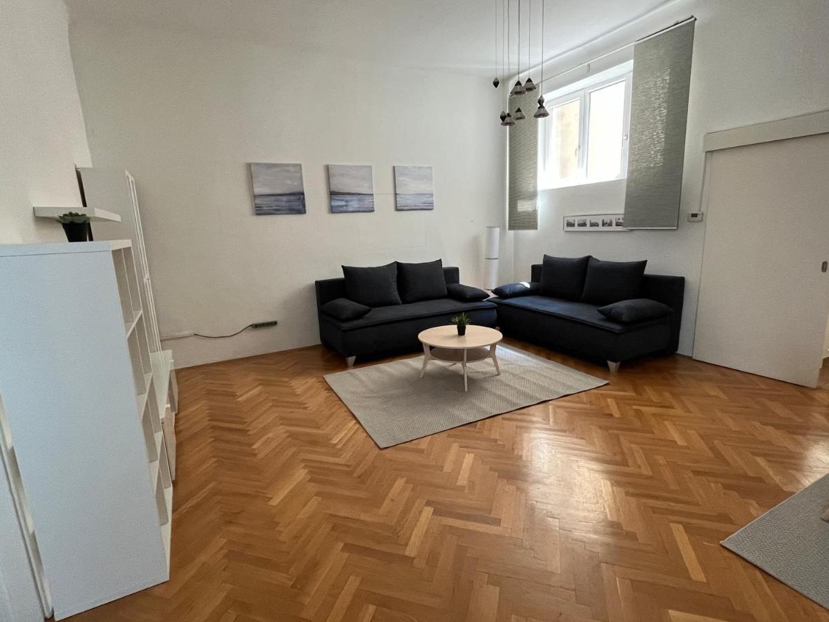 Stylish Apt Near Urania 1Br Lägenhet Wien Exteriör bild
