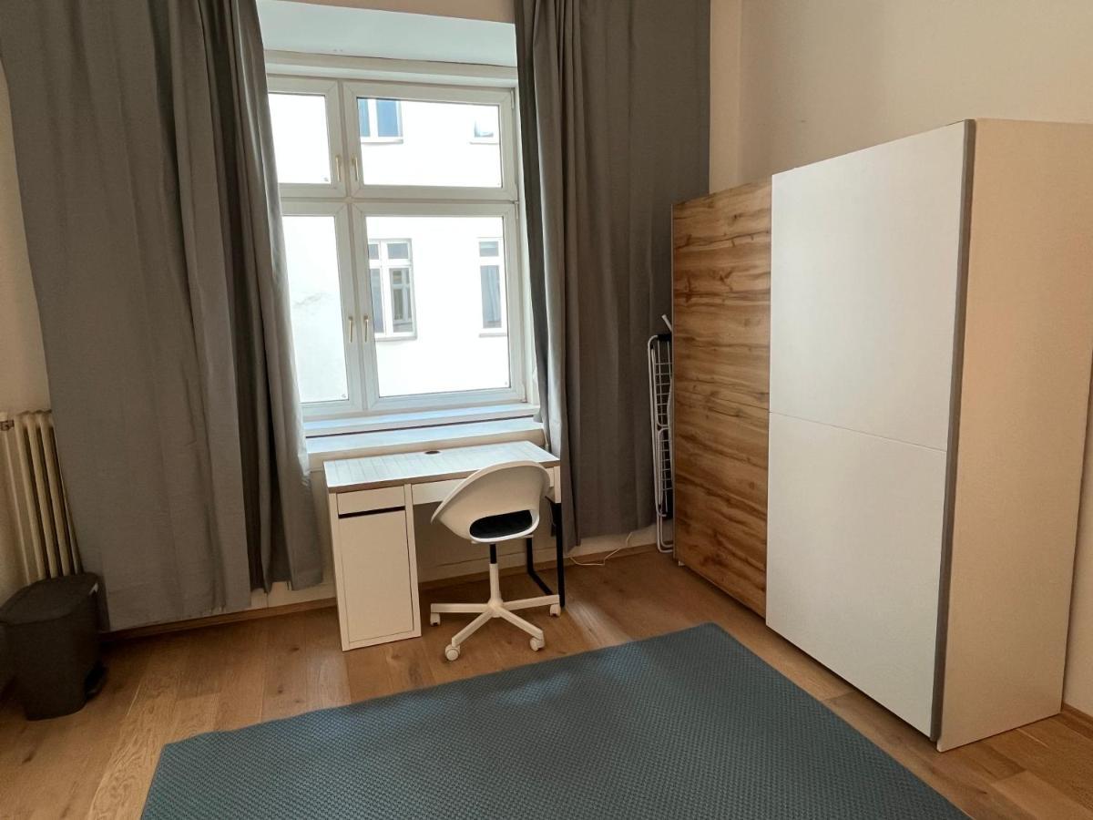 Stylish Apt Near Urania 1Br Lägenhet Wien Exteriör bild